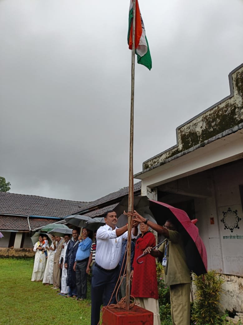 “सैतवडेतील मॉडेल इंग्लिश स्कूलचा स्वातंत्र्यदिन उत्सव – उमेश रहाटे यांच्या हस्ते ध्वजारोहण