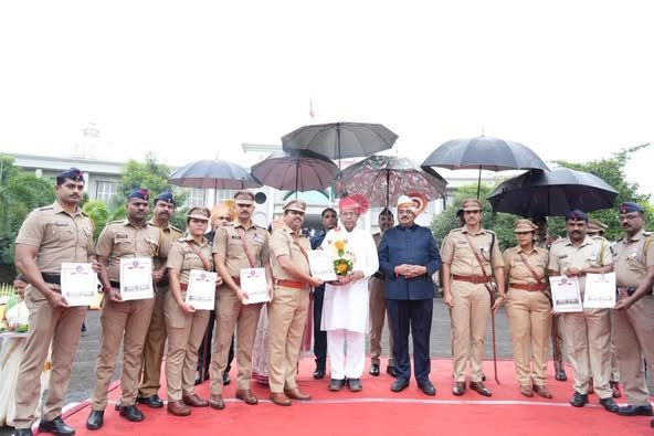 स्वातंत्र्यदिनानिमित्त सांगली जिल्ह्यातील कर्तव्यदक्ष अधिकारी, धैर्यवान माजी सैनिक तसेच विविध सामाजिक संस्थांचा पालकमंत्री चंद्रकांत पाटील यांच्या हस्ते सन्मान*