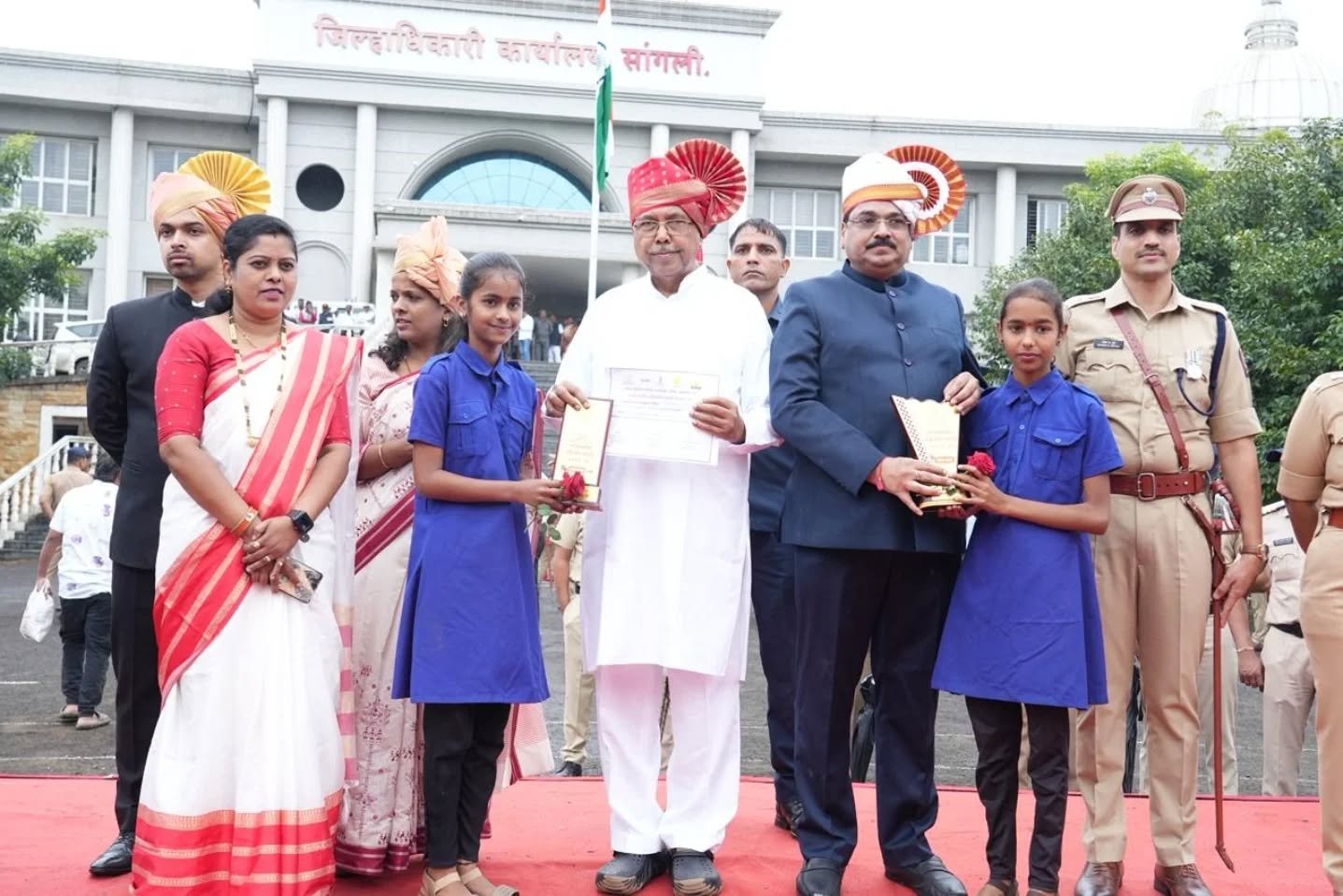 स्वातंत्र्यदिनानिमित्त सांगली जिल्ह्यातील कर्तव्यदक्ष अधिकारी, धैर्यवान माजी सैनिक तसेच विविध सामाजिक संस्थांचा पालकमंत्री चंद्रकांत पाटील यांच्या हस्ते सन्मान*