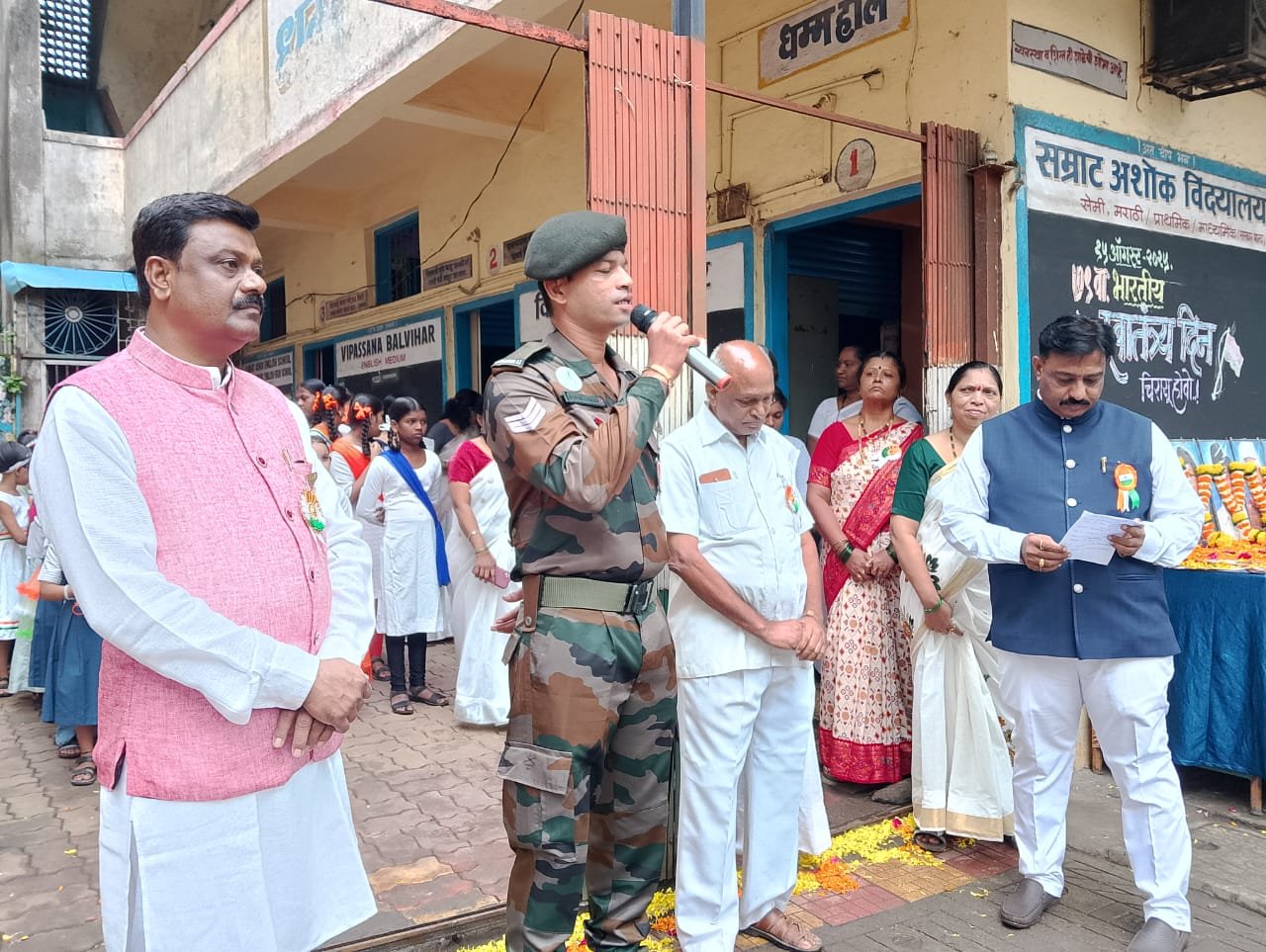 तुम्ही ज्या मैदानावर आहात त्याच मैदानाने मला घडवलं.* – अल्पेश दगडे  *सम्राट अशोक विद्यालयात सेवानिवृत्त सैनिकाच्या हस्ते ध्वजारोहण.*