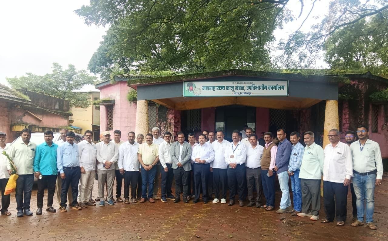 काजू उद्योगासाठी बंदरांचा विकास करणार.. ना.नितेश राणे*  *चंदगड येथील काजू उत्पादक शेतकऱ्यांशी सविस्तर चर्चा करुन धोरण ठरवणार*