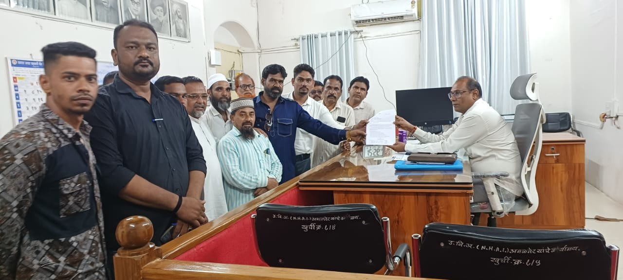 बेटावद ता. जामनेर मॉब लिंचिंग प्रकरणी अमळनेरमध्ये मुस्लिम समाजाकडून उपविभागीय अधिकारी यांना निवेदन*   *_कडक आणि तत्परतेने कारवाईची मागणी_*