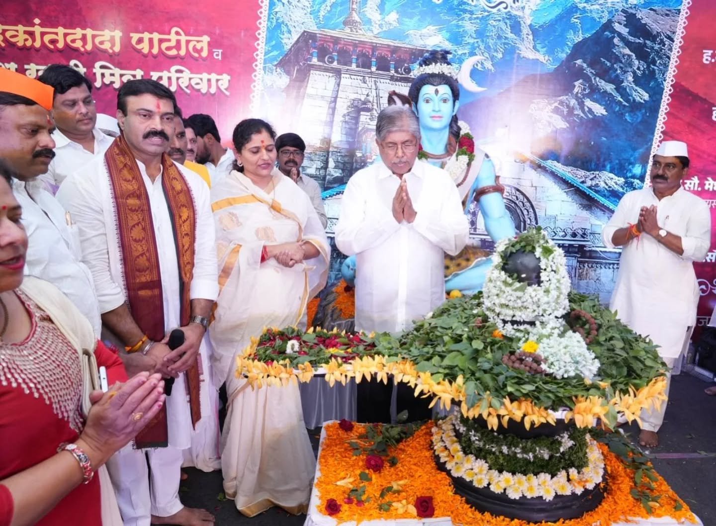 मंत्री चंद्रकांत पाटील, गिरीश खत्री आणि शिवस्व प्रतिष्ठान यांच्या वतीने आयोजित ११०१ दांपत्यांचा सामूहिक रुद्र पूजन सोहळा भक्तीमय वातावरणात संपन्न*