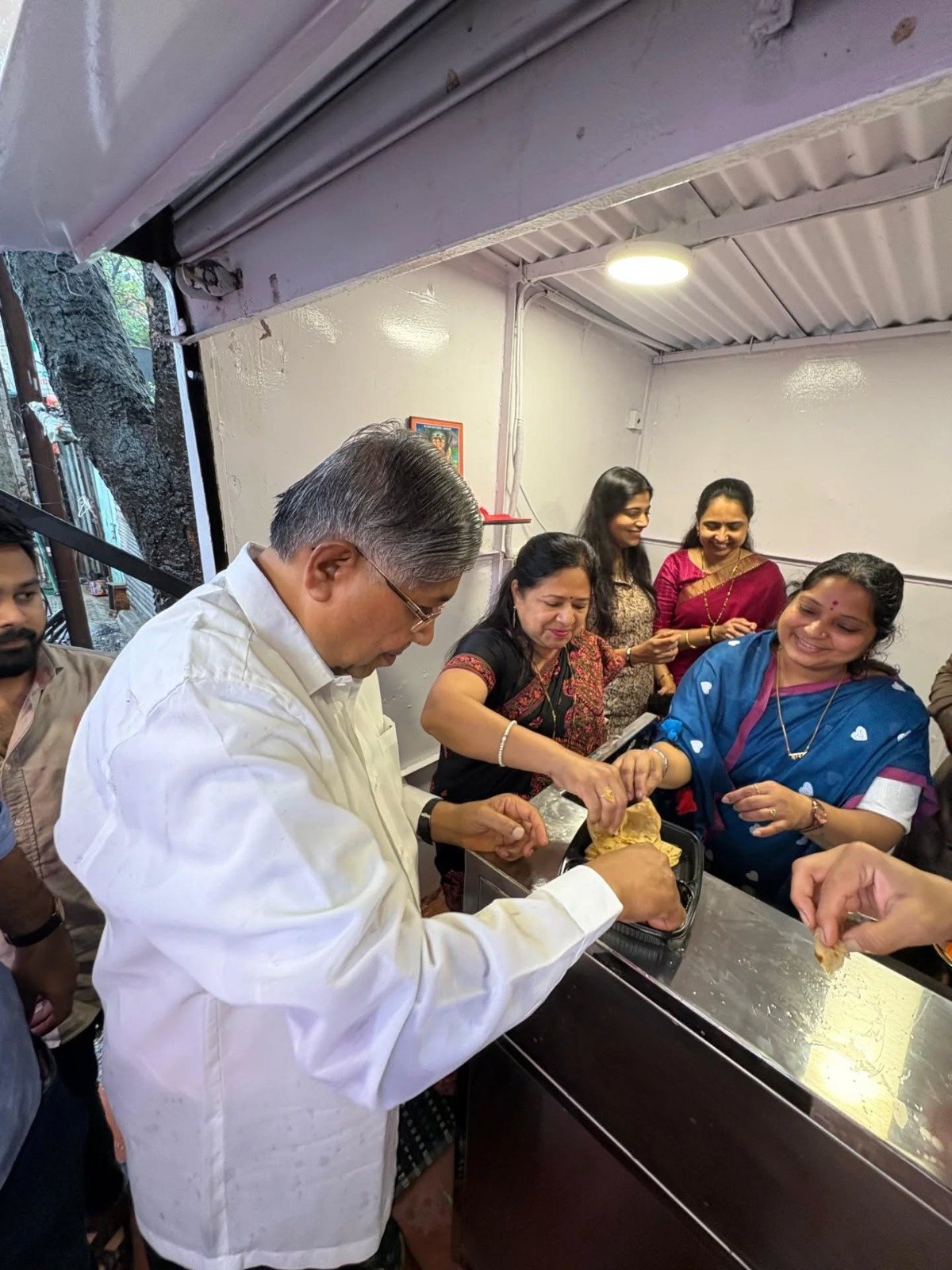 युवा सुराज्य प्रतिष्ठान संचलित नामदार चंद्रकांत पाटील यांच्या मार्गदर्शनाखाली सुरु करण्यात आलेल्या पोळीभाजी केंद्राचा शुभारंभ संपन्न*