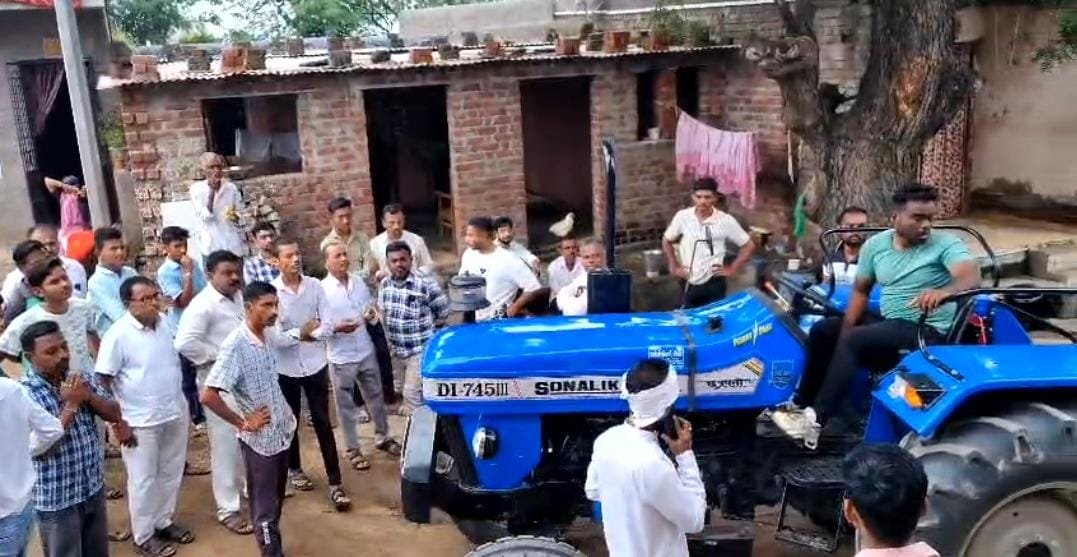 अवैध वाळू वाहतूक करणारे ट्रॅक्टर पकडून महसूल दफ्तरी केले जमा  ब्राह्मणे पोलिस पाटील गणेश भामरे यांची धाडसी कारवाई