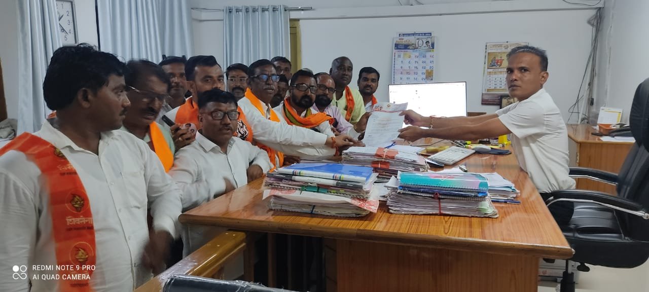 ई-पीक पाहणी रद्द करून तातडीने मदत द्या – अमळनेर शिवसेनेचे(उ.बा.ठा ) तहसीलदारांना निवेदन