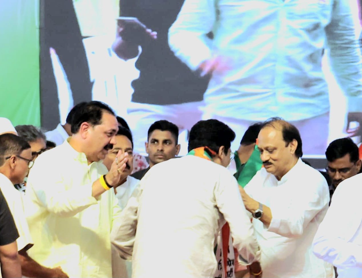 अमळनेरातील अनेकांचा राष्ट्रवादी काँग्रेस अजित पवार पक्षात प्रवेश  सामाजिक कार्यकर्ते हेमंत पवार, संतोष लोहरे व मार्केट संचालक नितीन पाटील यांचा समावेश