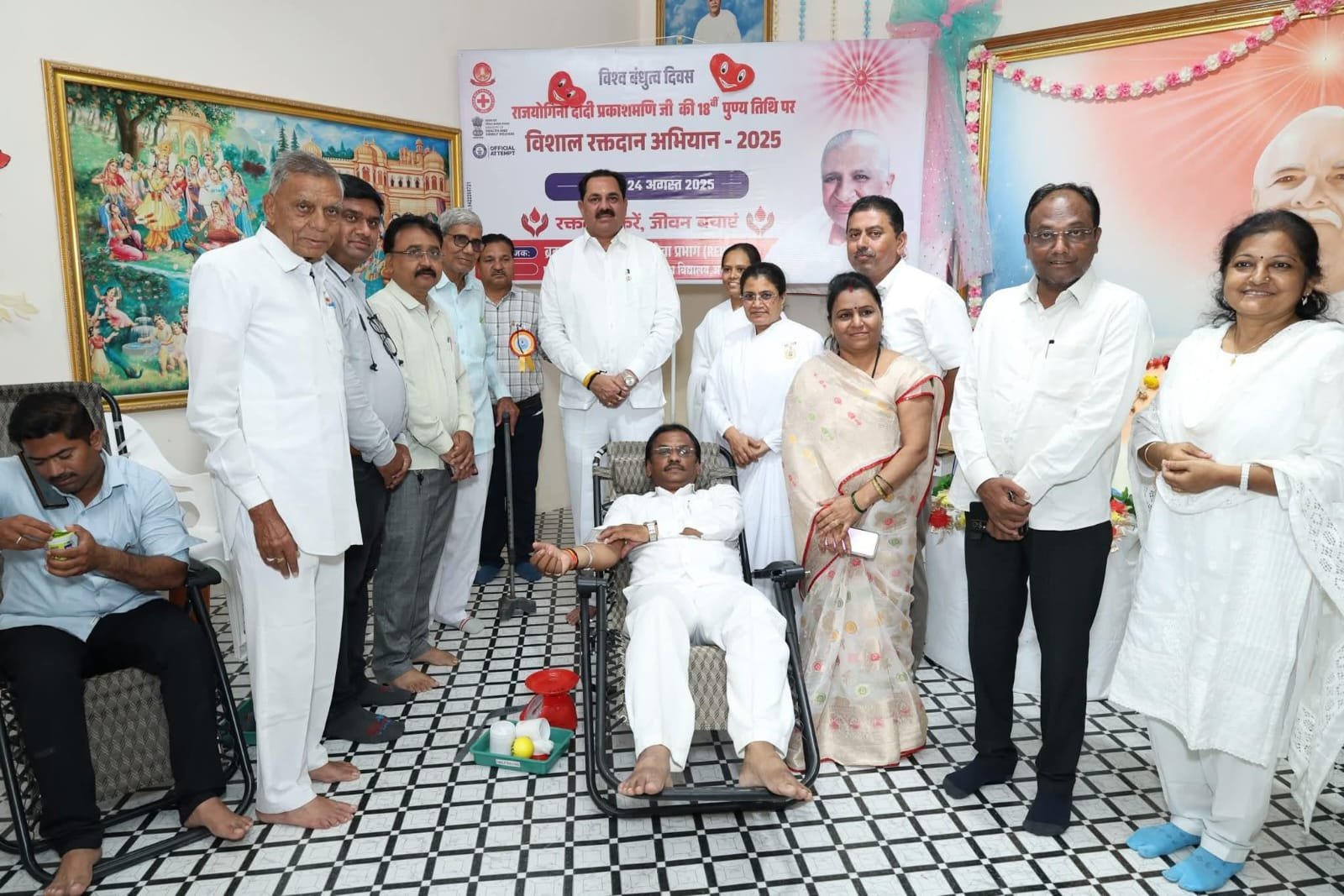 दादी प्रकाशमणींच्या पुण्यतिथीला अमळनेरात रक्तदानाचा महासागर  भारत-नेपाळात रक्तदान महाअभियान – अमळनेरात ९२ पेक्षा जास्त रक्तदात्यांचा सहभाग