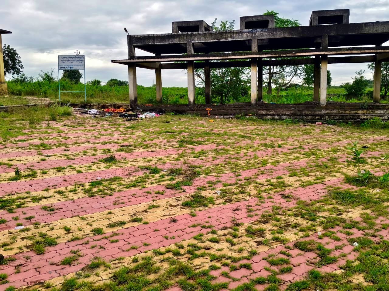 स्मशानभूमीत घाणीचे साम्राज्य, पालिका प्रशासन सुस्त…