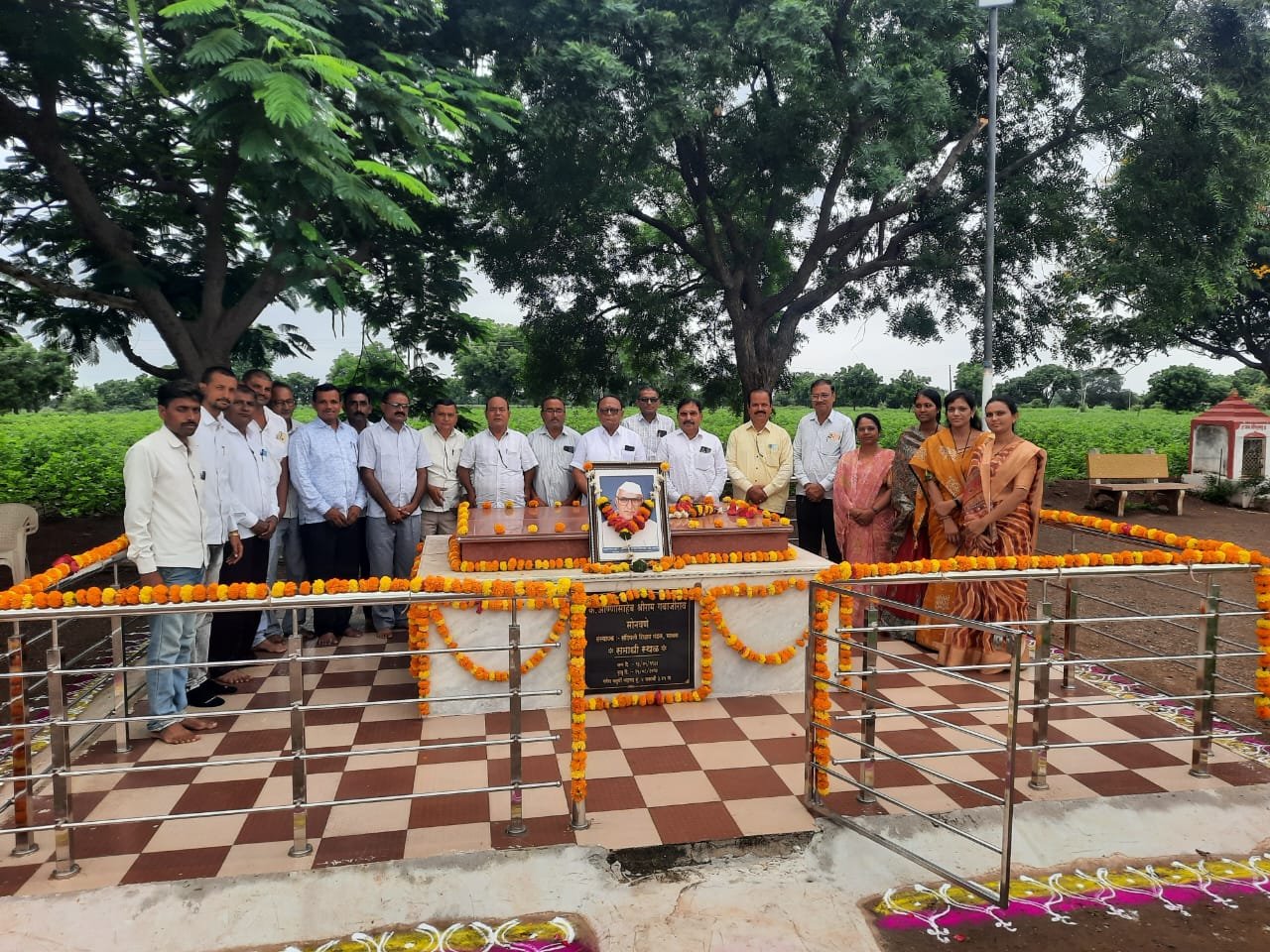 कै. श्रीराम गबाजीराव सोनवणे स्मृतीदिन उत्साहात – समाधीस्थळी अभिवादन व विद्यार्थ्यांना जिलेबी वाटप