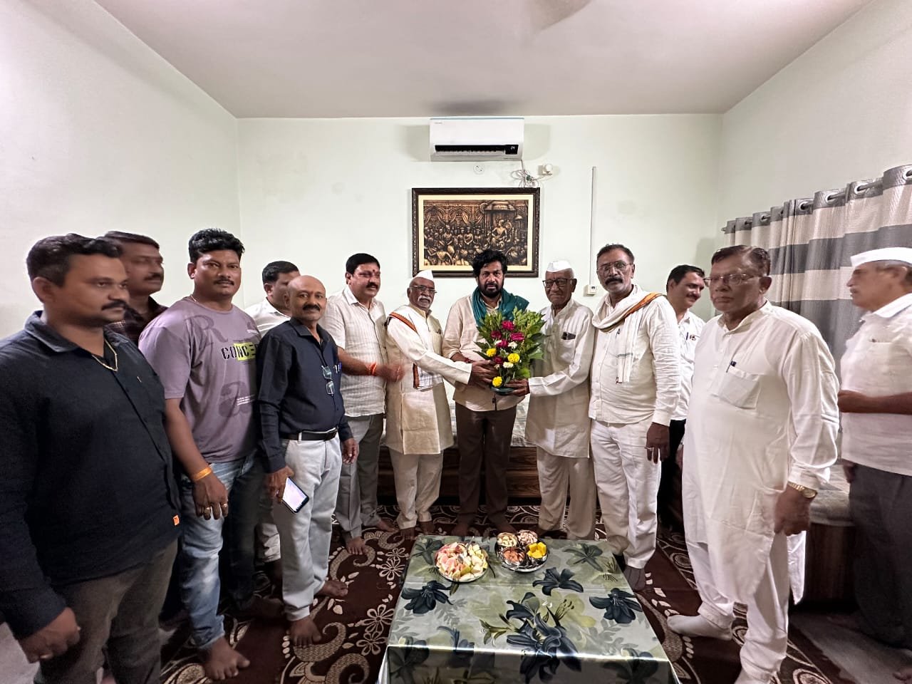 मा. आमदार बच्चुभाऊ कडू यांची माजी नगरसेवक विक्रांत पाटील यांच्या घरी सदिच्छा भेट