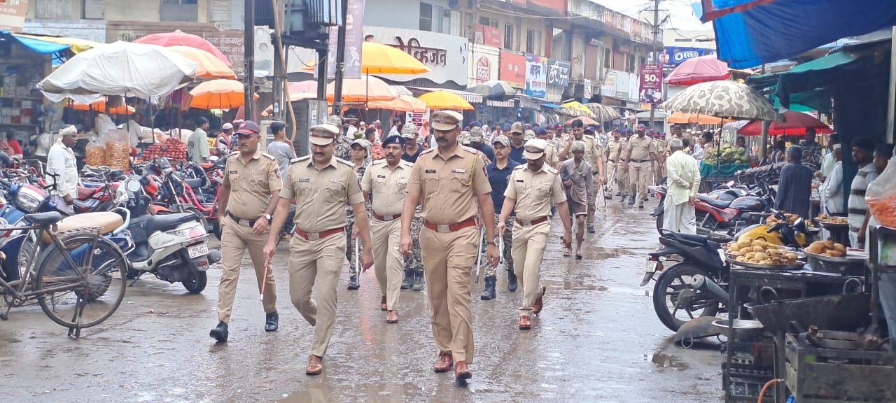 अमळनेरमध्ये पोलिसांचा दंगा काबू सराव व रूट मार्च – उत्सव काळात कायदा सुव्यवस्थेची शाश्वती