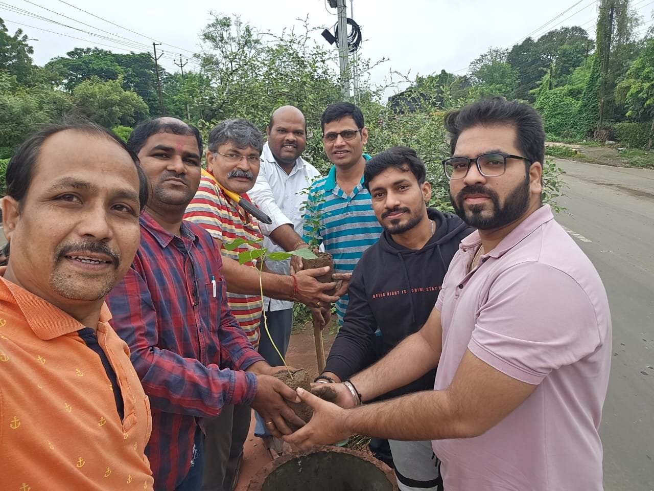 दुर्मिळ पशुपक्षी व प्राण्यांसाठी वृक्षारोपण उपक्रम*  *श्री श्री वृक्ष बॅंक व स्वराज्य देशा संस्थेचा पुढाकार*