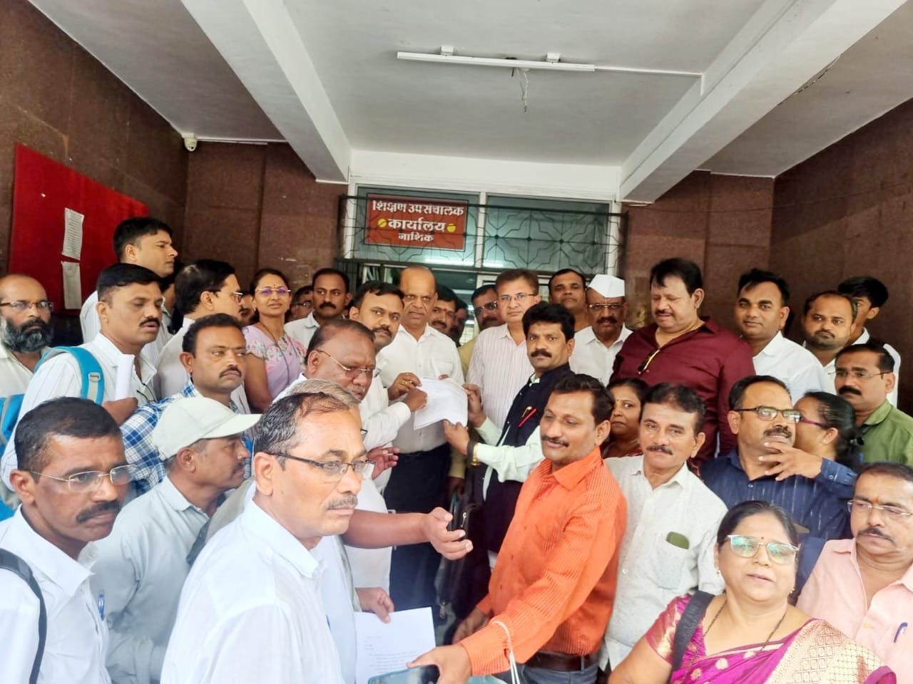 *समता शिक्षक परिषद आणि समन्वय समितीच्या वतीने शिक्षक आमदार किशोरजी दराडे व उपसंचालक नाशिक यांना निवेदन*, *वेतन स्थकीत असलेल्या शाळांचे वेतन त्वरित सुरू करण्याची मागणी*, *संस्थांतर्गत वादामुळे शिक्षकांवर होणारे अन्याय दूर करण्याची मागणी*