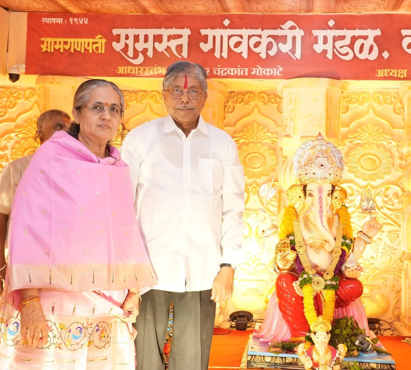 कोथरुडमधील गणेशोत्सवात श्री राम मंदिराची प्रतिकृती… मंत्री चंद्रकांत पाटील यांनी सपत्नीक घेतले गणरायाचे दर्शन*