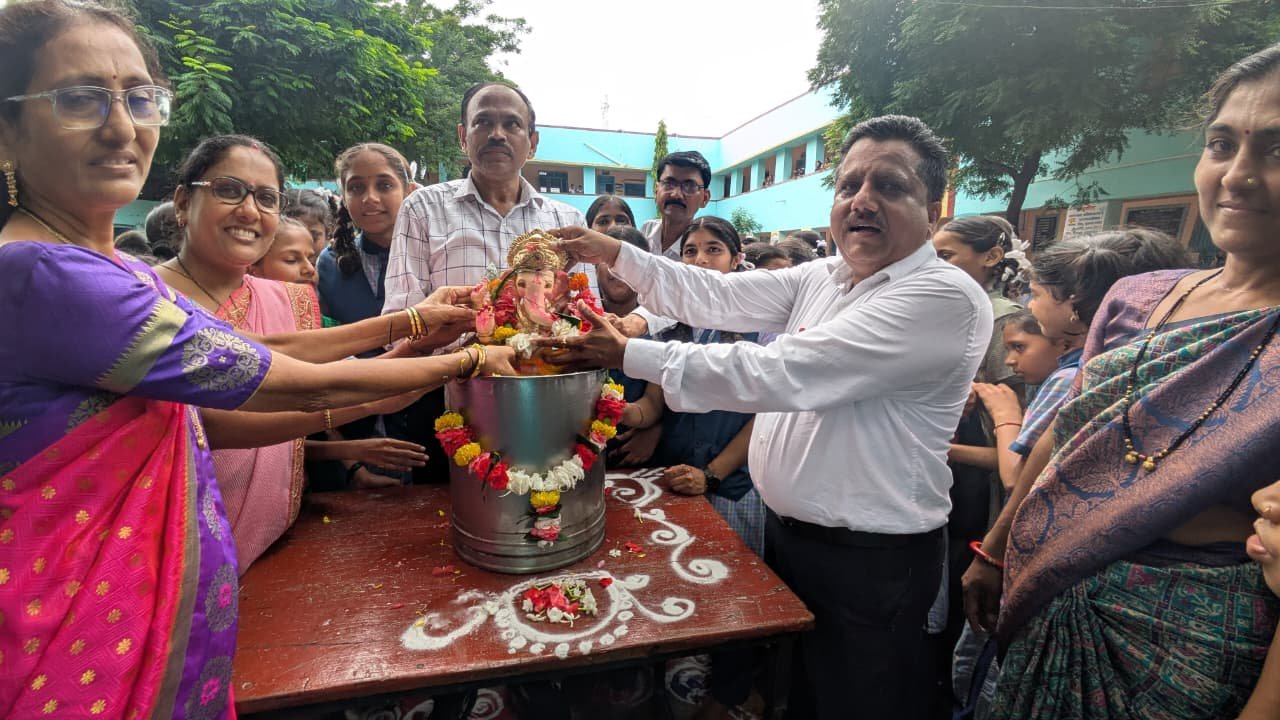 असोदा येथील सार्वजनिक विद्यालयात पर्यावरण पूरक पद्धतीने गणपती बाप्पाचे विसर्जन…