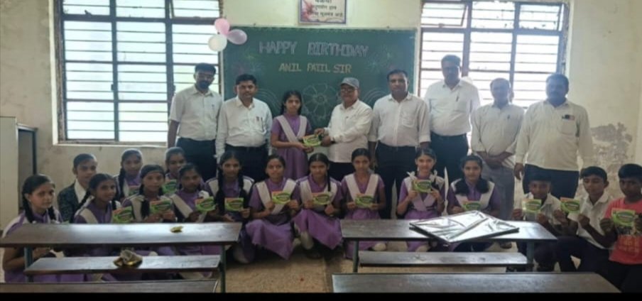 सावित्रीबाई फुले विद्यालयात ज्ञानदात्याचा वाढदिवस अनोख्या पद्धतीने साजरा!