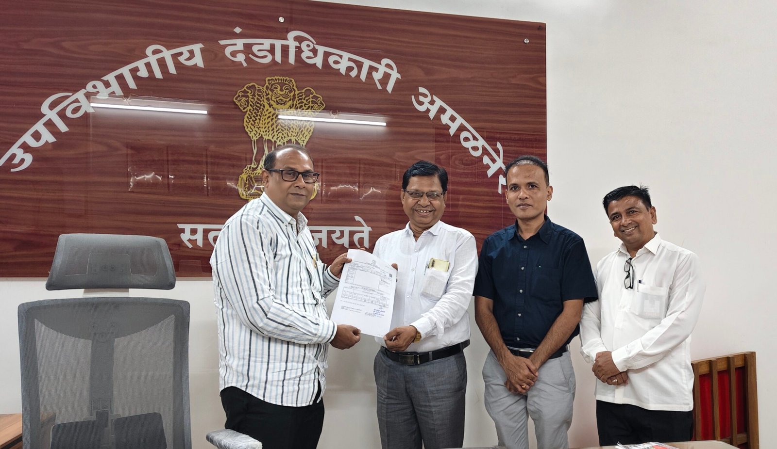 ३८ वर्षांनंतर मिळाला शेती हक्काचा उतारा; प्रशासनाच्या कार्यतत्परतेला सलाम! , पोटखराब’ची चूक सुधारली; उपविभागीय अधिकाऱ्यांनी दिला शेतकऱ्याला न्याय