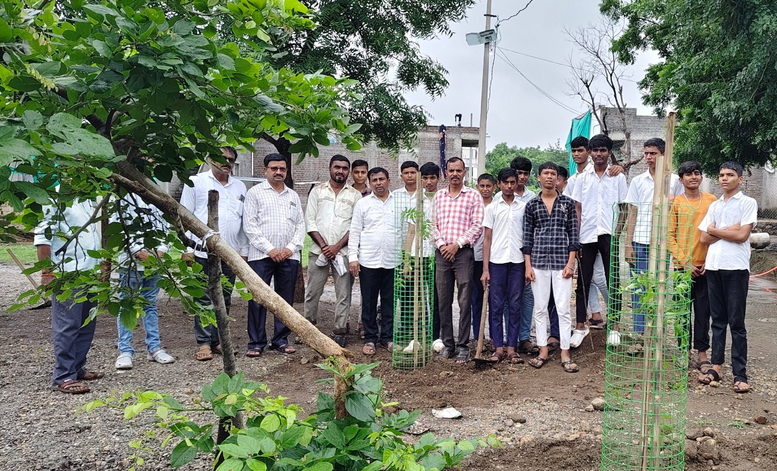 कै. रघुनाथ चव्हाण यांच्या स्मृतींना अभिवादन – सचिन रविंद्र चव्हाण यांचा वृक्षारोपण उपक्रम सर्वांसाठी प्रेरणादायी