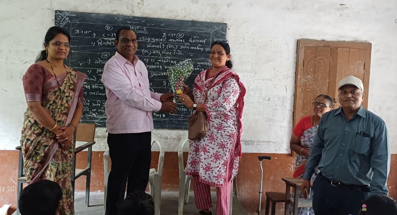 म्युनिसिपल हायस्कूल येथे माजी विद्यार्थिनींचा सन्मान.