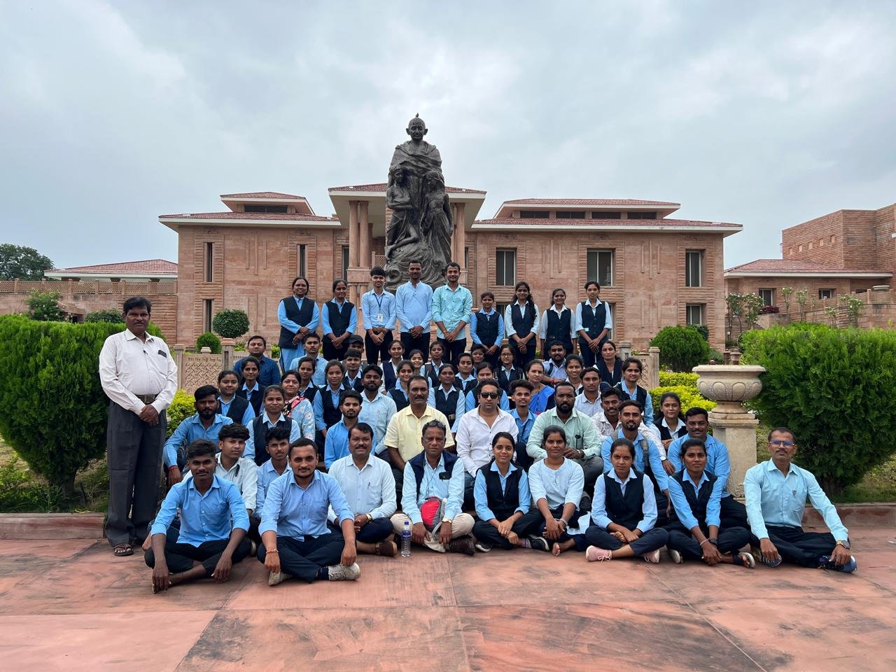 राष्ट्रीय समाजकार्य पंधरवाडा निमित्त समाजकार्य महाविद्यालय अमळनेर च्या विद्यार्थ्यांचा जळगांव गांधी तीर्थ अभ्यास दौरा