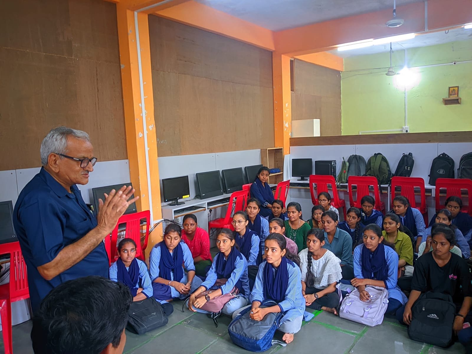 स्व. ओंकार नाना पुण्यस्मरण दिनानिमित्त निबंध स्पर्धा व बक्षीस वितरण समारंभ संपन्न