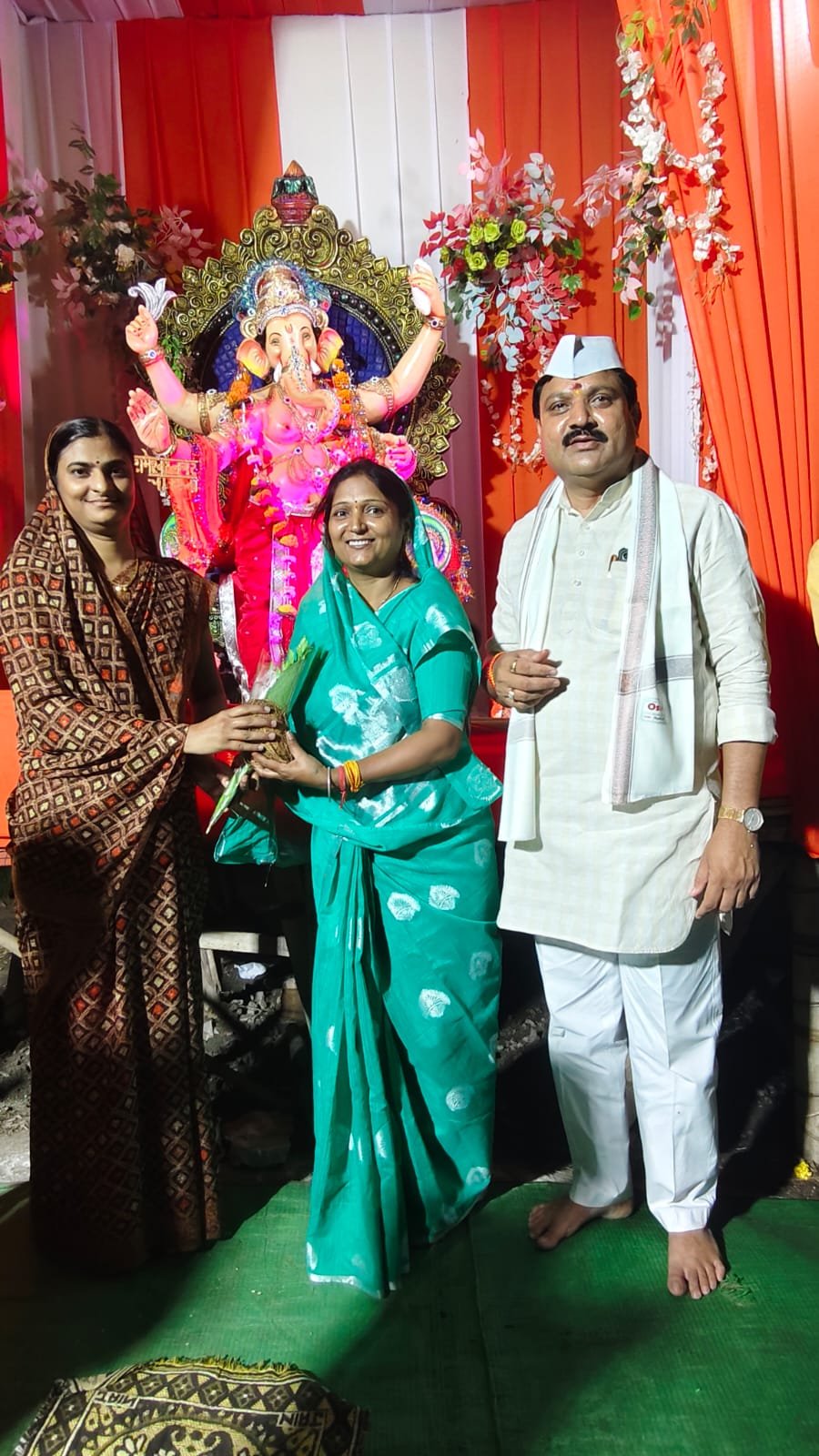 अमळनेरमध्ये गणेशोत्सवाच्या आठव्या दिवशी आरती सेवेला भाविकांची गर्दी – भव्य स्वागत, सांस्कृतिक कार्यक्रमांनी सोहळा रंगतदार