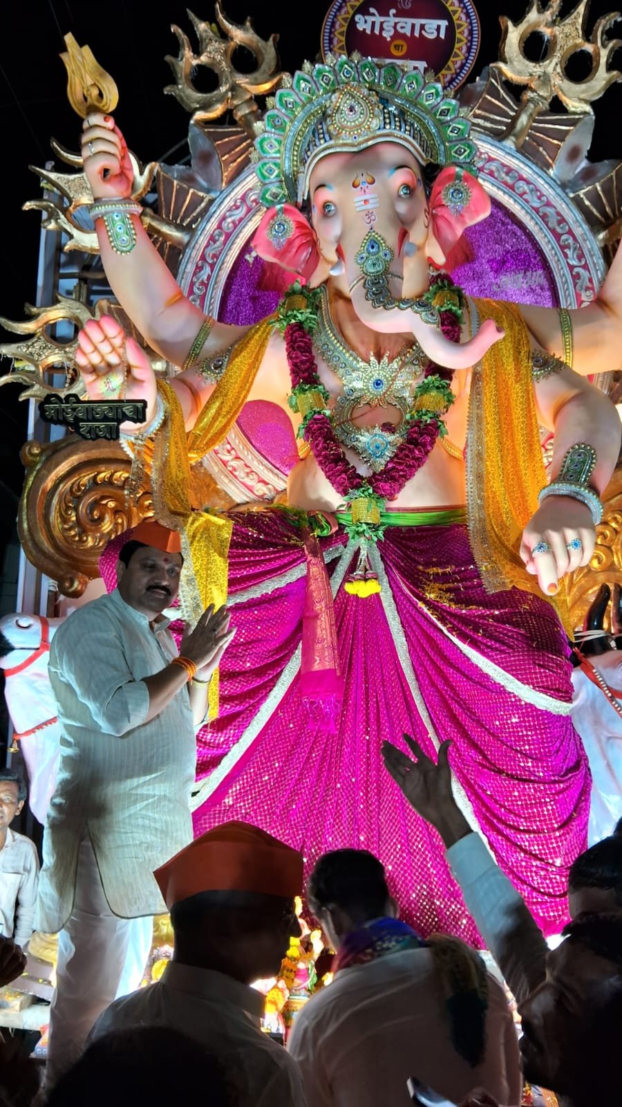 गणेशभक्तीत न्हाललेला सन्मान – शहरातील अनेक गणेश मंडळांकडून मा. नगरसेवक विक्रांत पाटील व सामाजिक कार्यकर्त्या स्वप्ना पाटील यांना आरतीचा मान व सत्कार