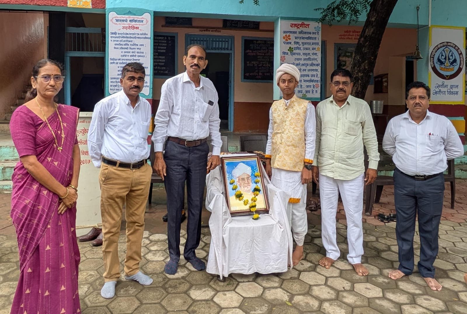 सार्वजनिक विद्यालयात शिक्षक दिन साजरा