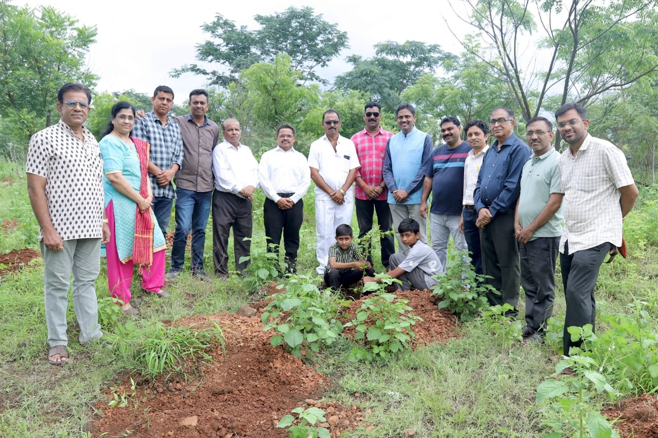 अमळनेर PTA क्लासेस संघटनेतर्फे अंबरिष ऋषी टेकडीवर हरित शिक्षक दिन