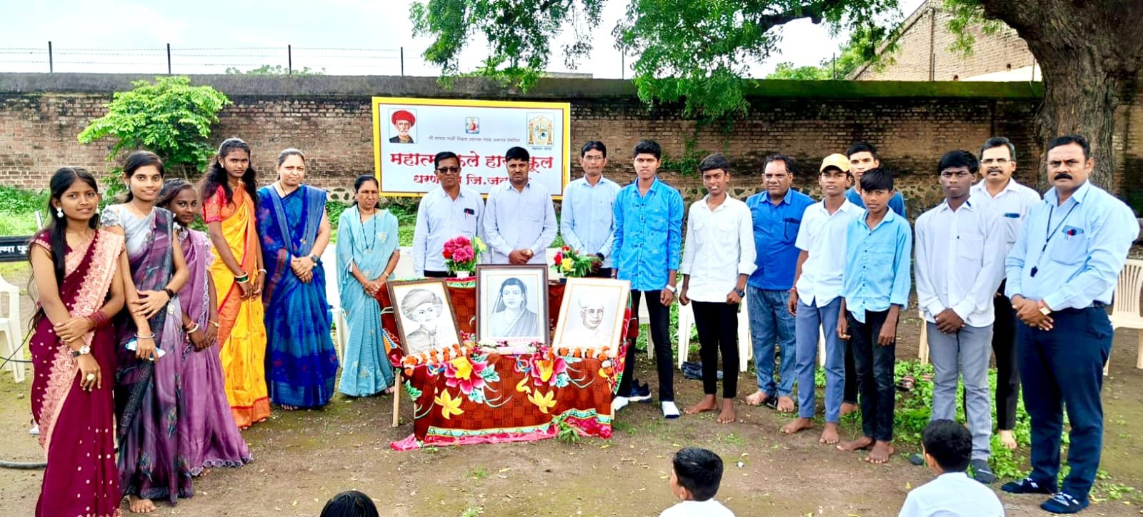 महात्मा फुले हायस्कूल येथे शिक्षक दिन साजरा!…  विद्यार्थ्यांनी दिली शाळेला राजमाता माँसाहेब जिजाऊ यांची प्रतिमा भेट !….