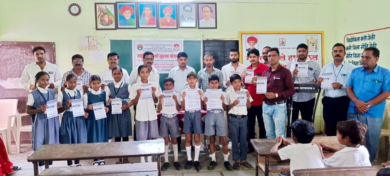 महात्मा फुले हायस्कूल येथे राष्ट्रीय विद्यार्थी सुरक्षा योजनेचे उद्घाटन !…  विद्यार्थ्यांसाठी विमा कवच उपयुक्त – विनायक महाजन ( तालुका समन्वयक )