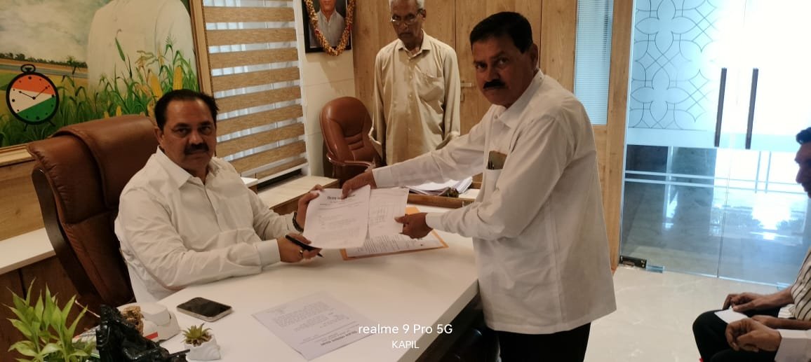 कळमसरे येथील विजय व्यायाम शाळेसाठी नवीन इमारत उभारणीसाठी आमदार अनिल पाटील कडे निधीची मागणी