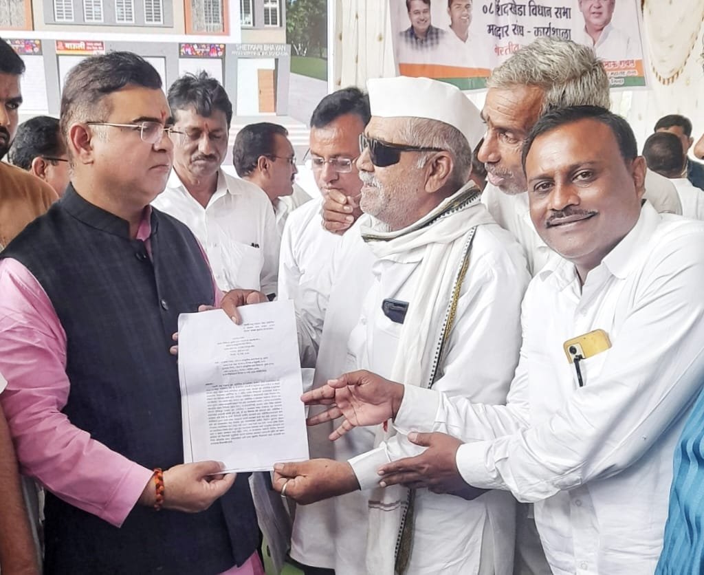 भक्तीसंप्रदायातील वारकरी कलावंतांना न्याय मिळावा! , भजन, कीर्तन, सप्ताहातून नि:स्वार्थ सेवा देणाऱ्या कलाकारांना अधिक टक्केवारी मिळावी, वारकरी साहित्य परिषदेचे निवेदनाद्वारे पालकमंत्र्यांकडे मागणी