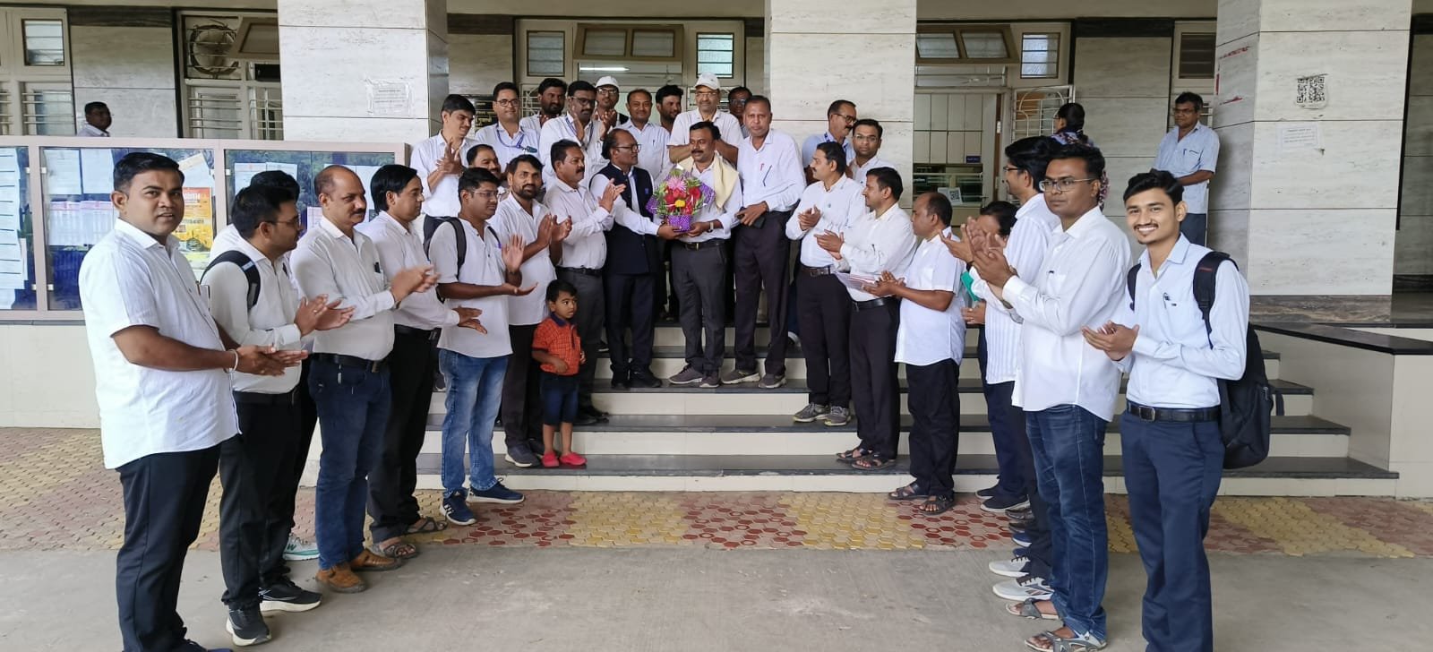 मराठी विभाग प्रमुख प्रा. कांबळे यांना पीएच.डी. मिळाल्याबद्दल सर्वत्र अभिनंदन