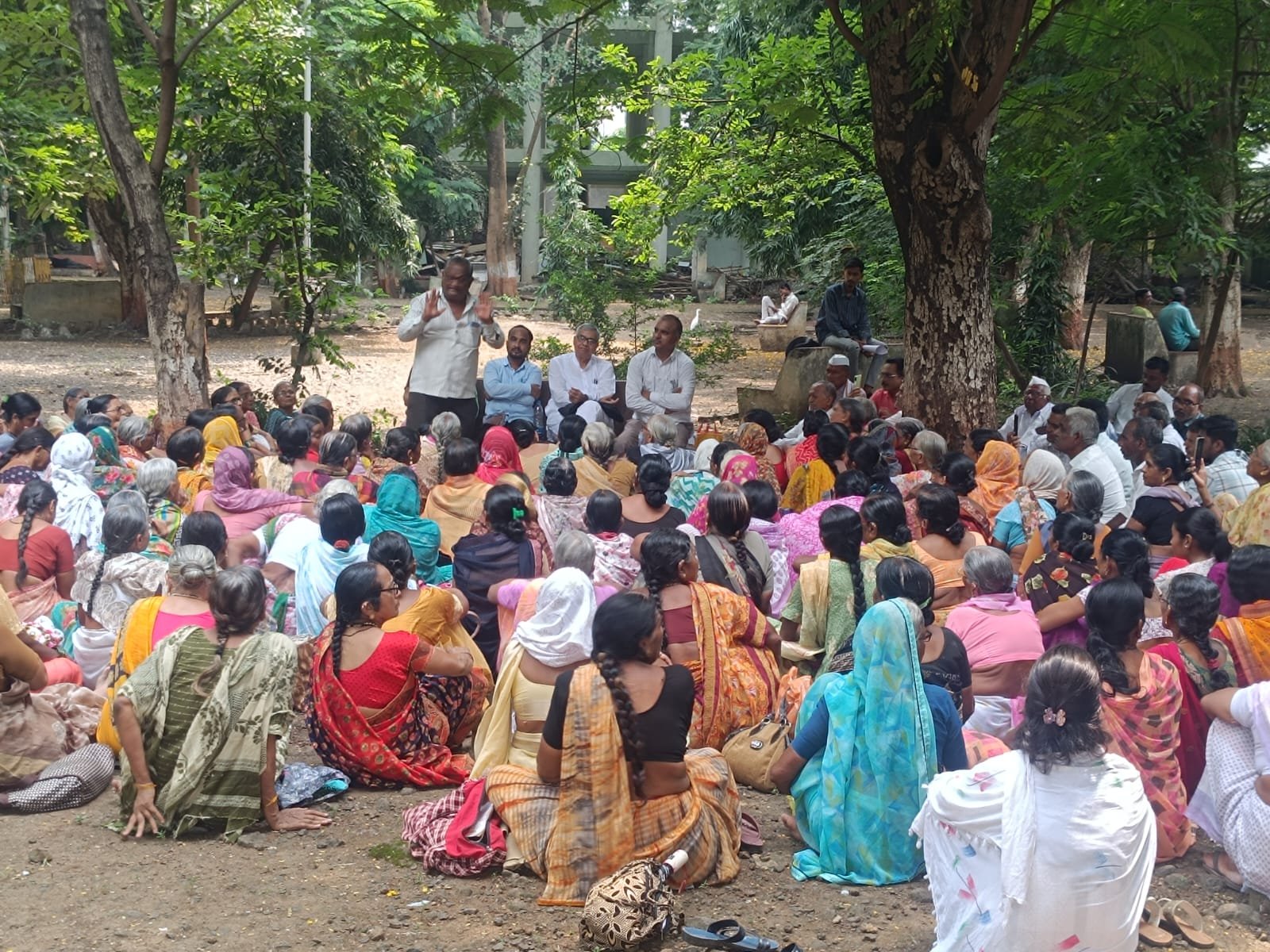 सेवानिवृत्त (रिटायर्ड) झालेल्या अंगणवाडी सेविका मदतनीसांची जळगांव येथे जिल्हा बैठक उत्साहात संपन्न.*