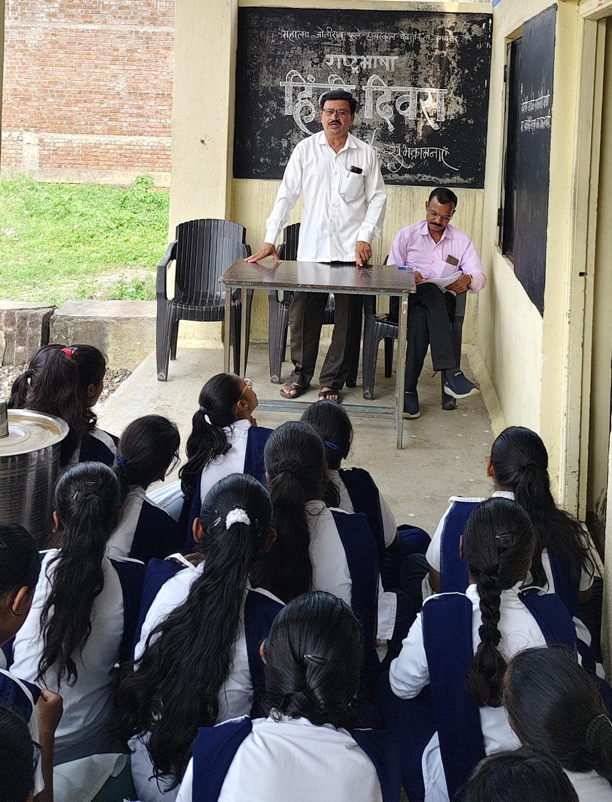 देवगावच्या महात्मा जोतीराव फुले हायस्कूलमध्ये उत्साहात हिंदी दिवस साजरा