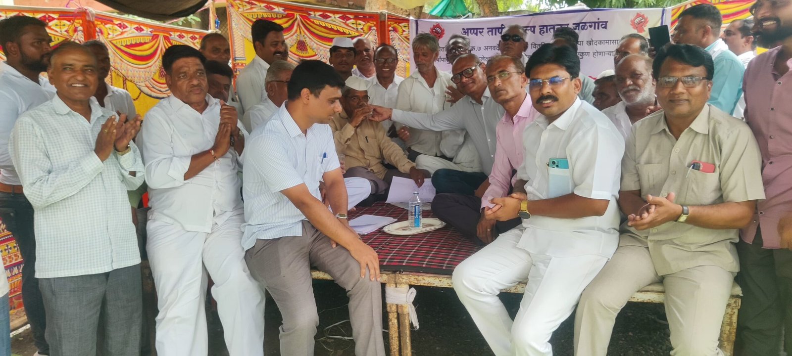 “३० वर्षांच्या प्रतीक्षेनंतर हतनूर प्रकल्पातील शेतकऱ्यांचे आमरण उपोषण संपुष्टात; मंत्री मकरंद पाटील यांच्या आश्वासनाने दिलासा”