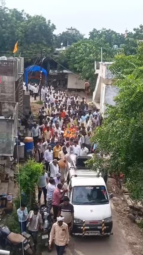 “फुलांनी सजली वानरराजाची तिरडी, डोळ्यात अश्रू घेऊन गावाने दिली निरोपघडी. १२ दिवस सुतक, शोकमग्न वातावरण, गावाचा लाडका हरवल्याने हळहळला जन.”