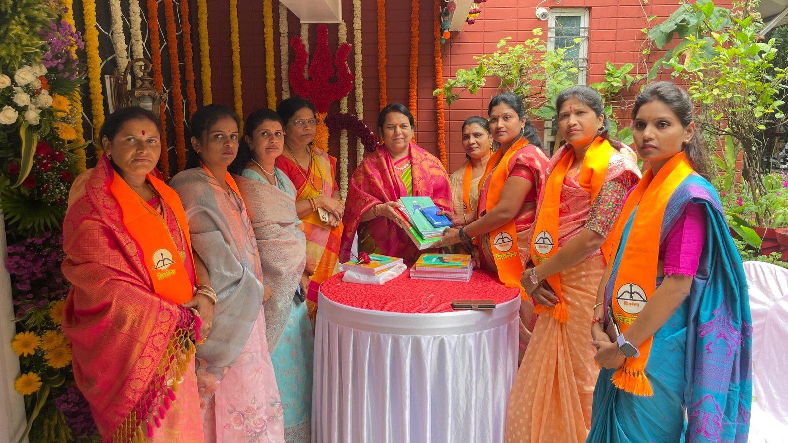 विधानपरिषद उपसभापती डॉ. नीलम गोऱ्हे यांच्या आवाहनाला उदंड प्रतिसाद  वाढदिवसानिमित्त आले २५ हजारांहून अधिक शैक्षणिक साहित्य