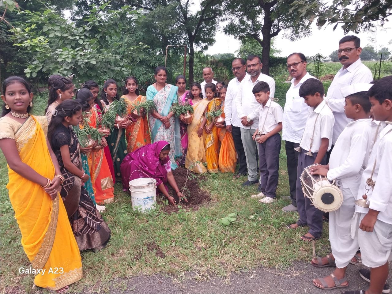 पिंपळे खु येथे विद्यार्थ्यांनी वृक्ष दिंडीतून केले वृक्षारोपण करण्याचे आवाहन पर्यावरण रक्षण हेच खरे देशाचे संरक्षण,  मुख्यमंत्री समृद्ध ग्रामपंचायत अभियानांतर्गत राबवला उपक्रम