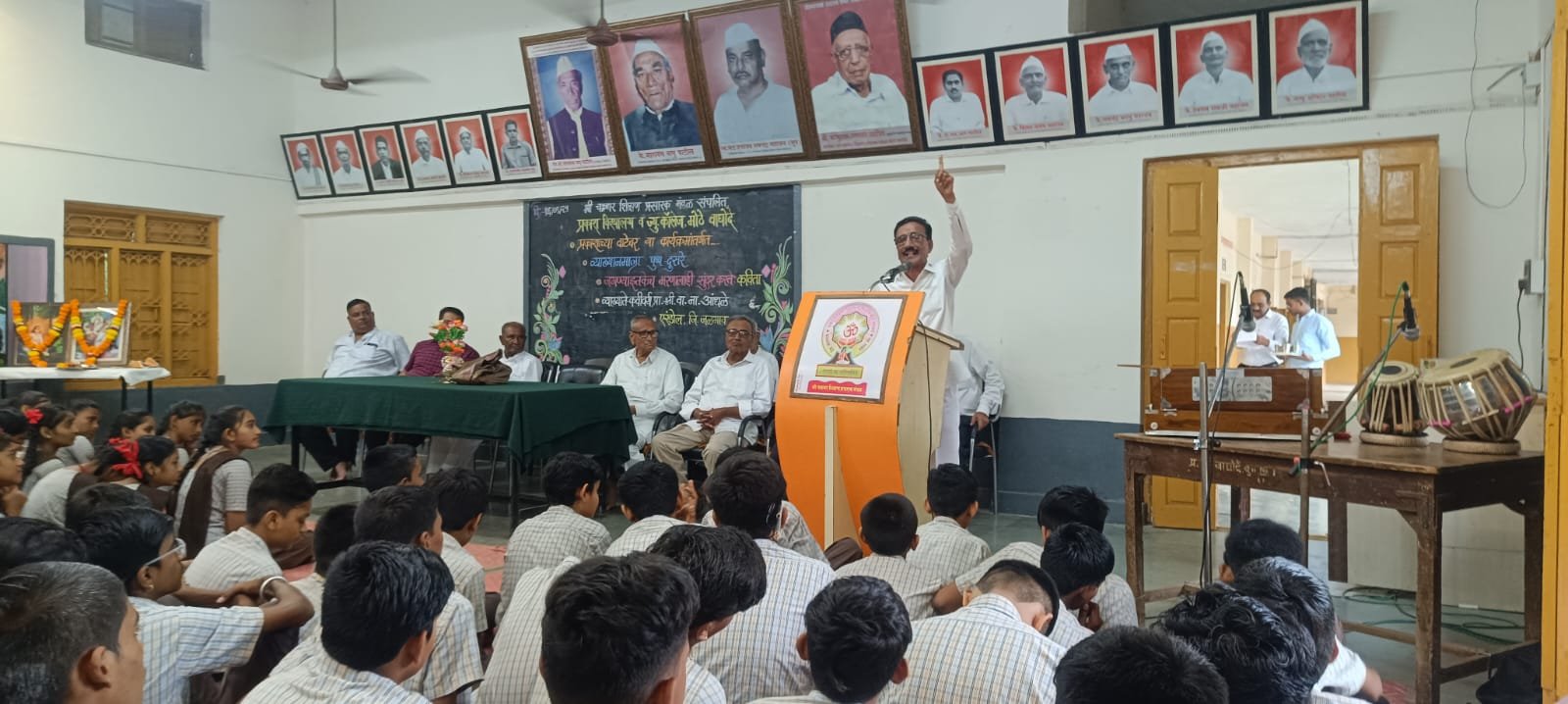 “कवितेशिवाय जीवन अपूर्ण – प्रा. आंधळे यांचे काव्यमहती व्याख्यान विद्यार्थ्यांना मंत्रमुग्ध”