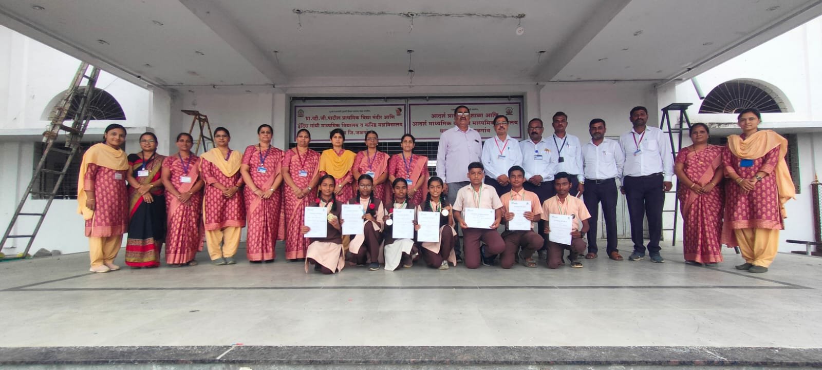 इंदिरा गांधी माध्यमिक विद्यालयाचे मुले निबंध स्पर्धेत चमकले