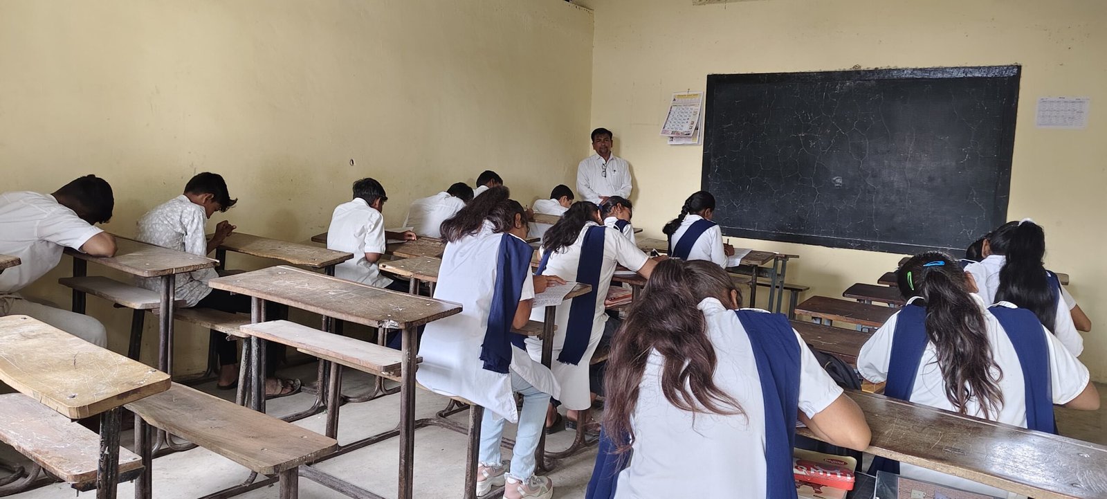 पंतप्रधान नरेंद्र मोदी यांच्या वाढदिवसानिमित्त देवगाव देवळी हायस्कूलमध्ये निबंध स्पर्धा