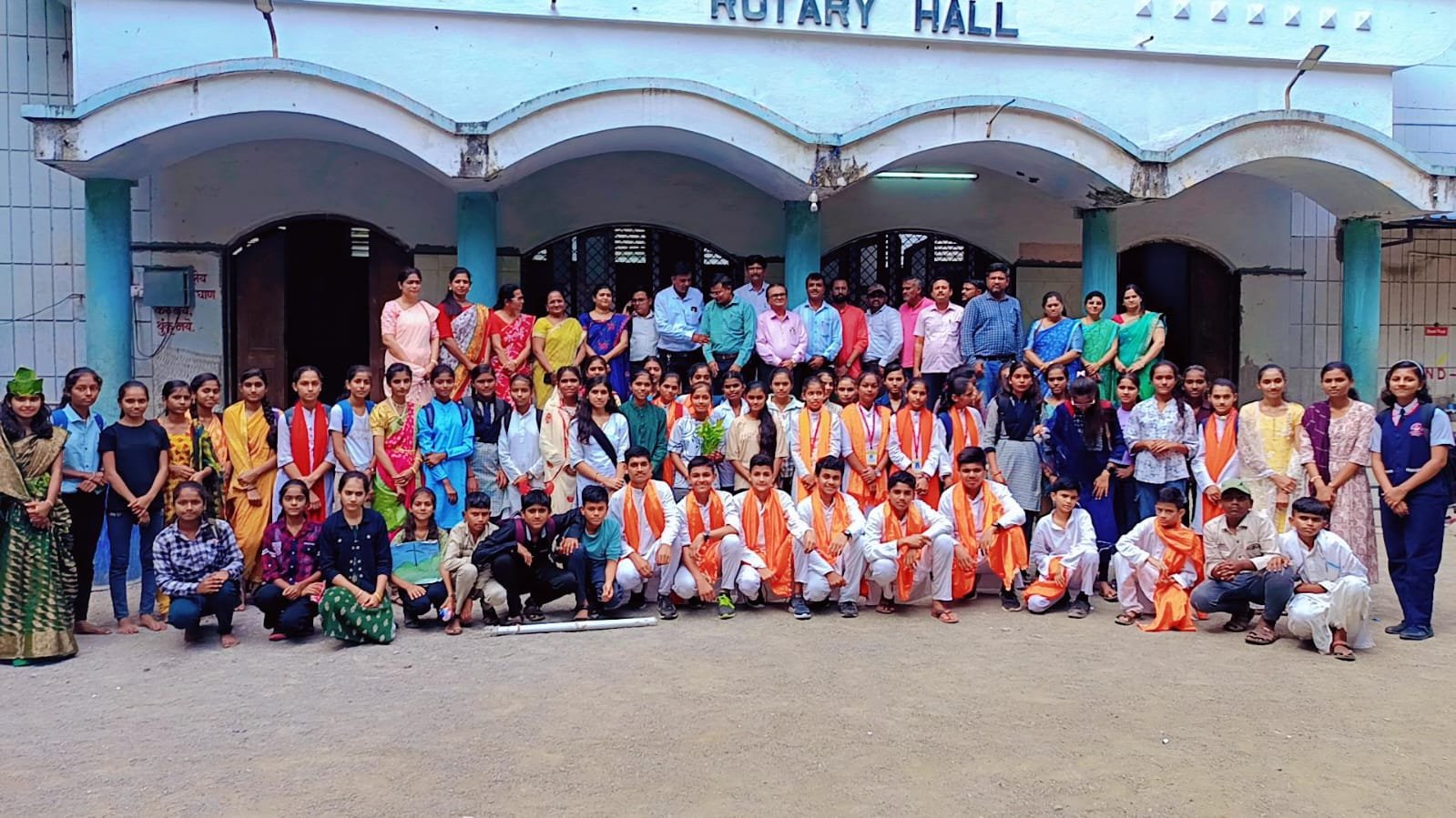 मानव कल्याणासाठी विज्ञान व तंत्रज्ञान या विषयावर अमळनेर तालुक्यात विज्ञान नाटयोत्सव स्पर्धा रंगतदार ,  विद्यार्थ्यांच्या अभिनव सादरीकरणांनी प्रेक्षक मंत्रमुग्ध; शारदा माध्यमिक विद्यालय, कळमसरे ठरले प्रथम