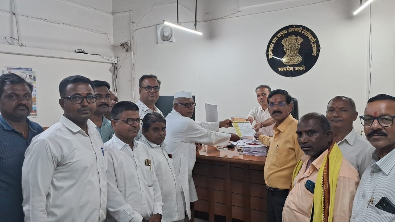 धनगर समाजाकडून तहसीलदारांना निवेदन : जालना येथील दीपक बोराडे यांच्या उपोषणाला पाठिंबा