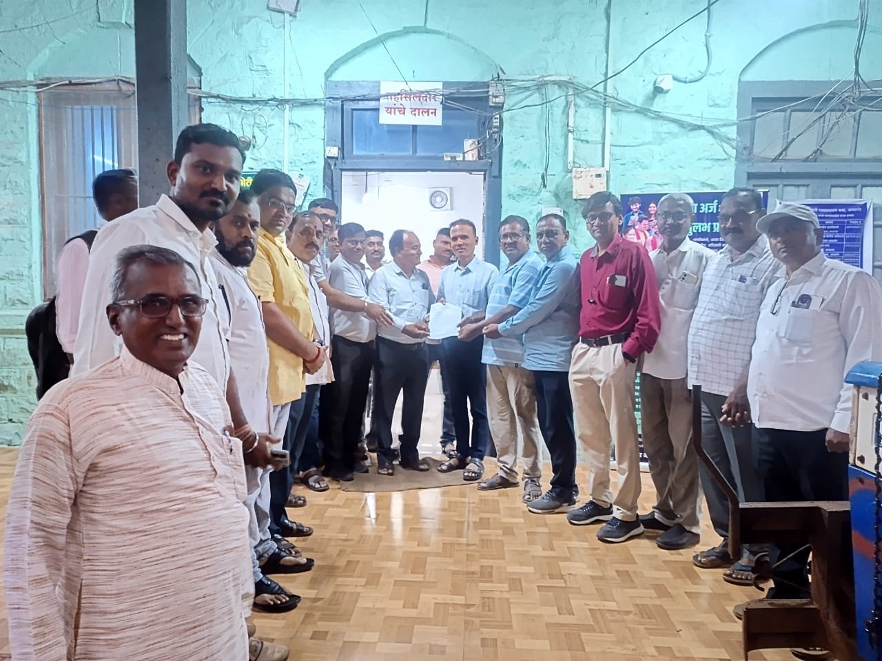 पत्रकारांवरील गुंडांच्या हल्ल्याविरोधात अमळनेरमध्ये व्हाईस आँफ मिडीयाचा आक्रोश – सुरक्षेसाठी ठोस धोरणाची गरज , तहसीलदार यांना व्हाईस आँफ मिडीयाचे निवेदन