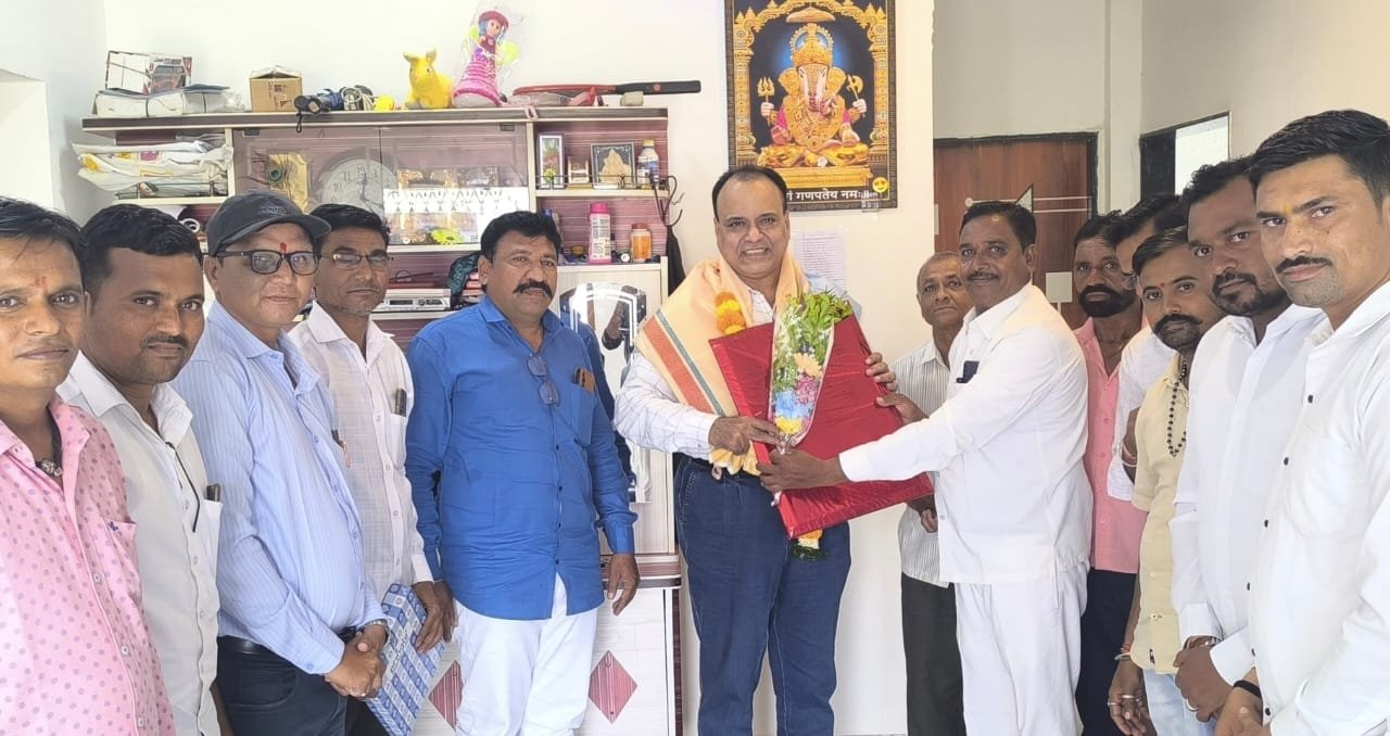 पी आय दुर्गेश तिवारी यांचा सेवानिवृत्ताने पोलीस पाटील संघा तर्फे सत्कार 