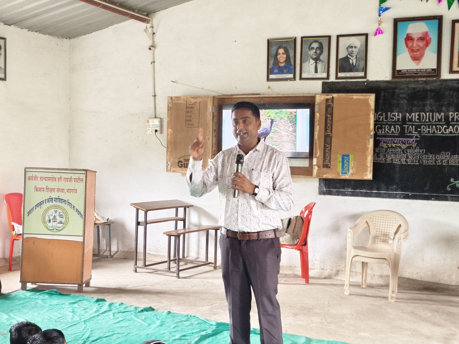 गिरडच्या न्यू इंग्लिश मीडियम प्रायमरी स्कूलमध्ये ‘चला मैत्री करूया पक्षांशी’ कार्यक्रम संपन्न”  विद्यार्थ्यांना पर्यावरण व पक्षी ओळखीचे प्रबोधन – पक्षी मित्र अश्विन पाटील यांचे उद्बोधन