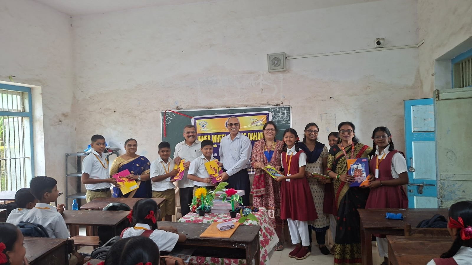 के.एल.पोंदा.शाळेत* *इनरव्हिल क्लब ऑफ डहाणू तर्फे विद्यार्थ्यांना शैक्षणिक साहित्य वाटप !*